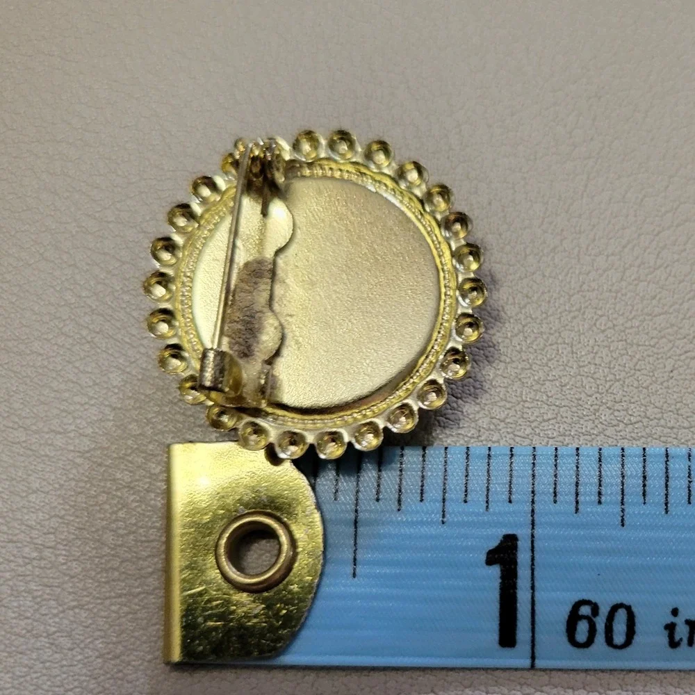 Vintage Unsigned Fashion Plastic White Cameo Lady on Black Gold Tone Brooch‎ Pin